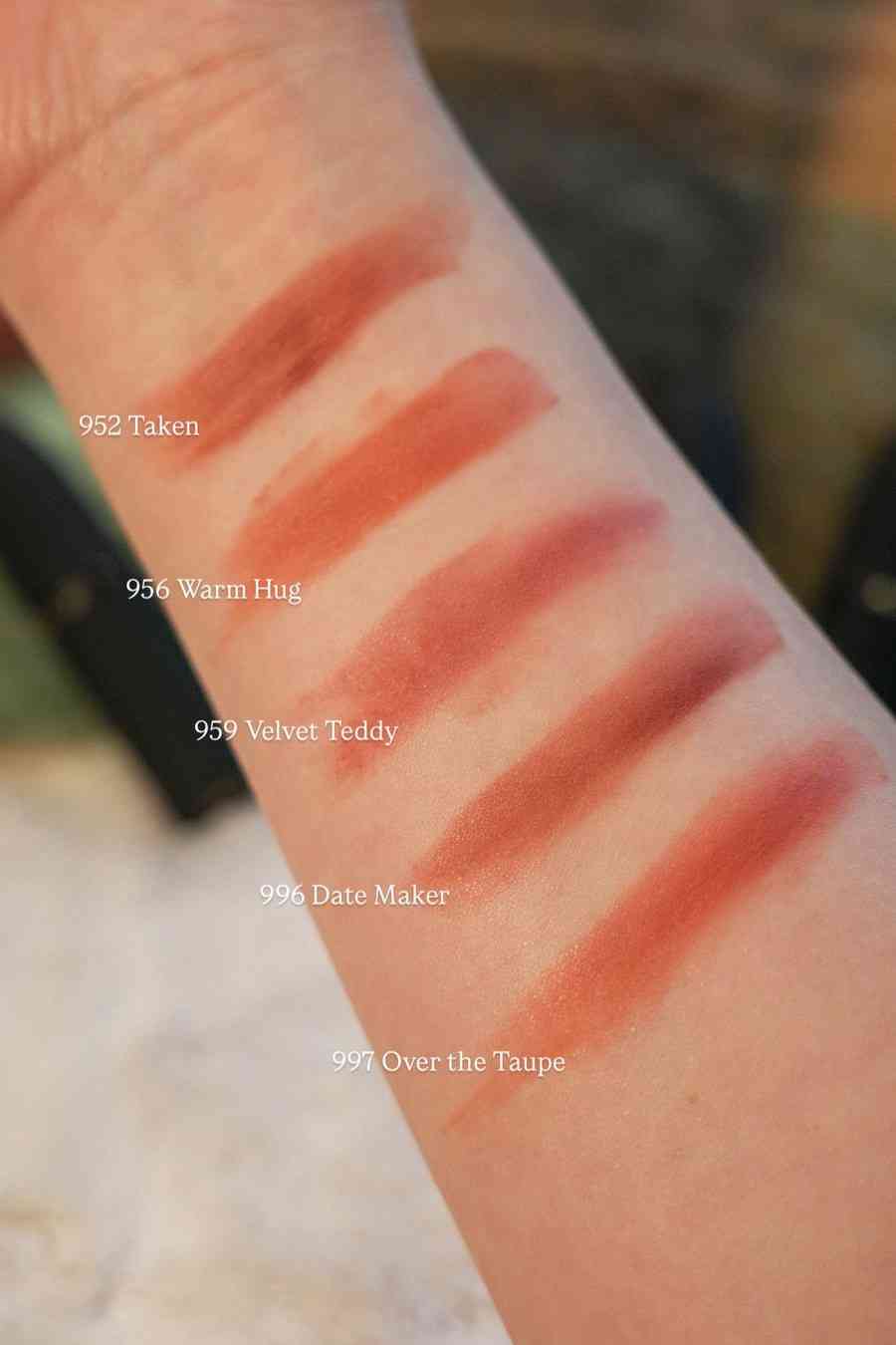 M&middot;A&middot;C Powder Kiss 唇膏新品10色率先開箱！霧面唇膏高顯色+持久度、唇頰慕絲一物二用懶人必備