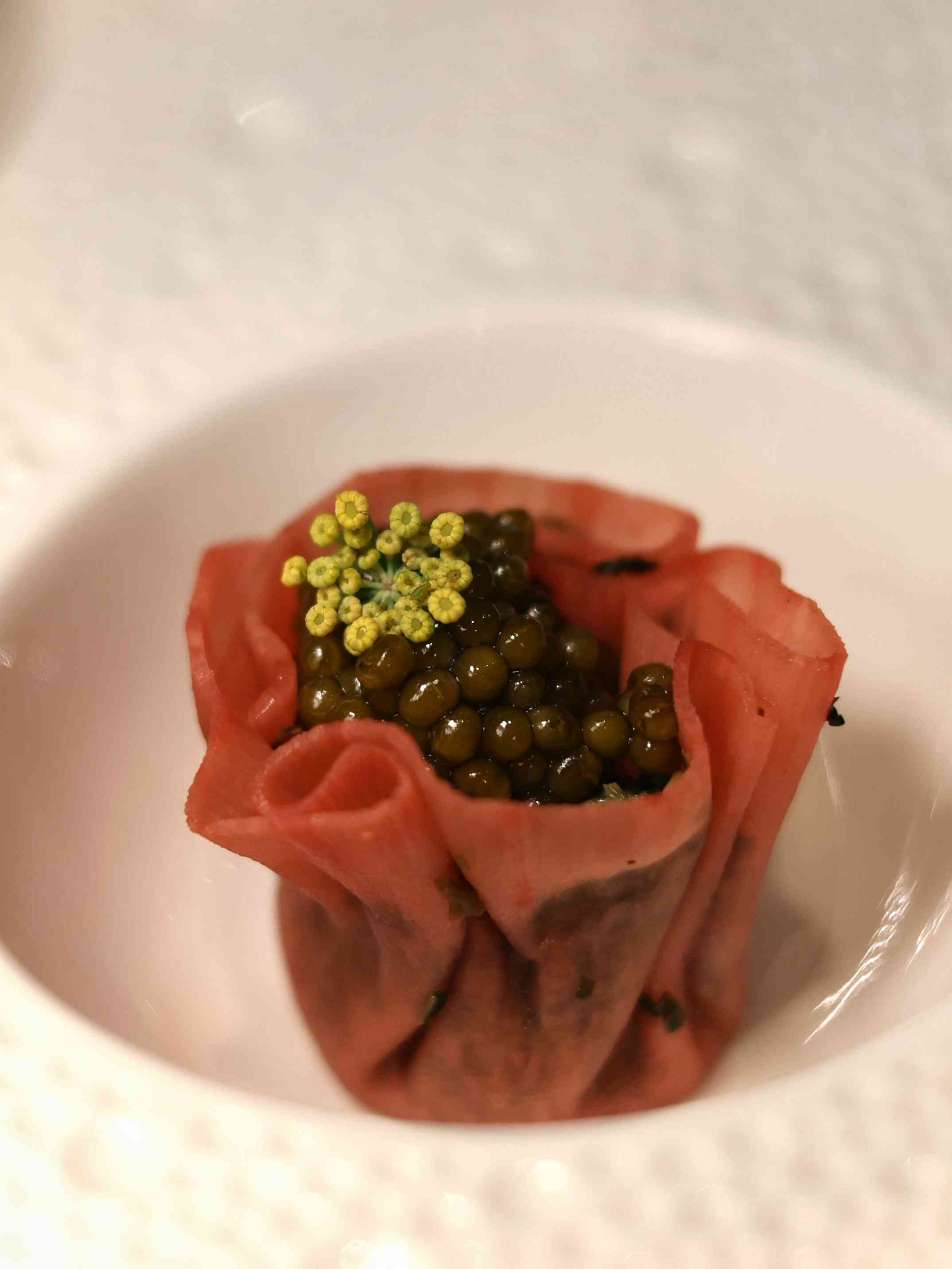 充滿春天氣息的新中式創意宴！魚籽醬魷魚薺菜卷、青檸紫菜燉海膽圓貝，春意洋溢鮮味滿盈！