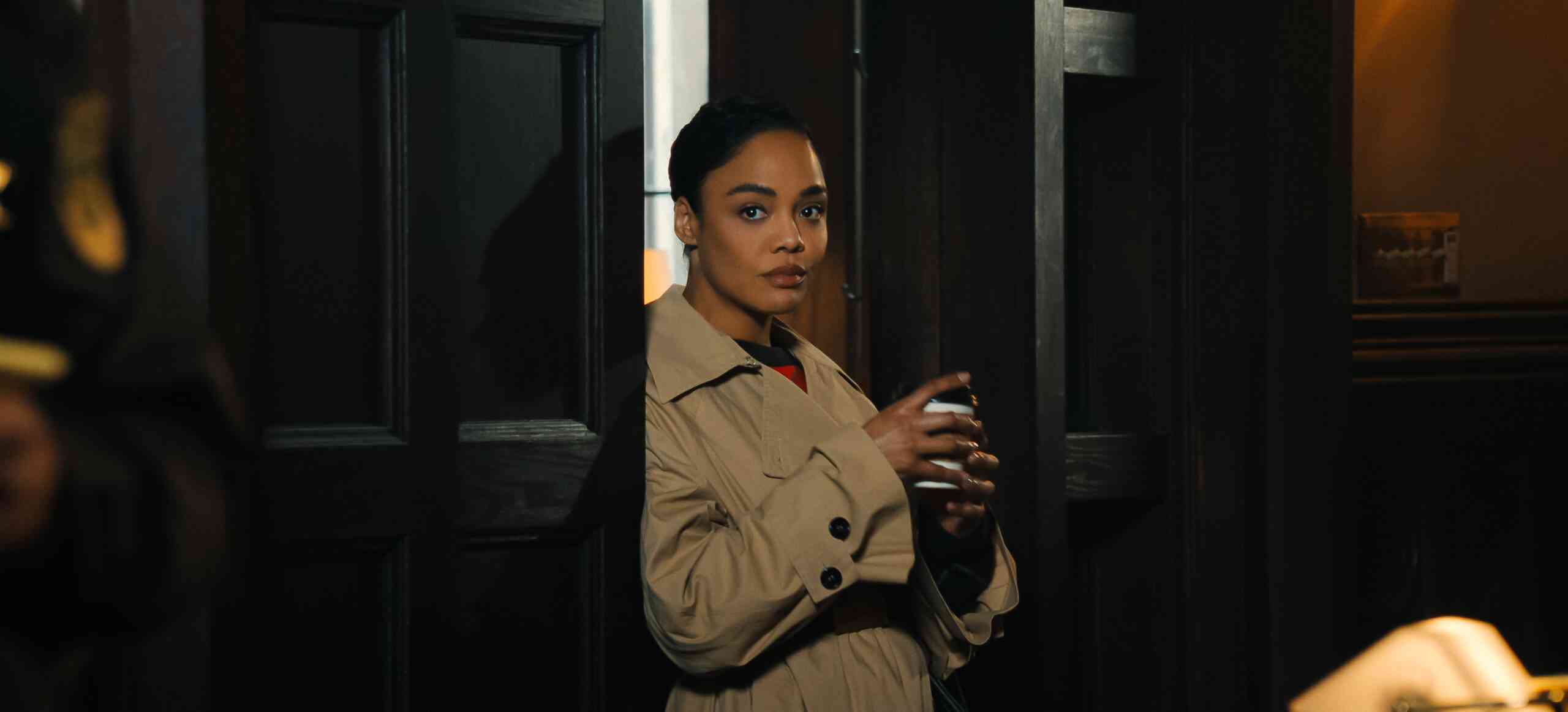 Netflix 劇集《他和她的，謊》：Tessa Thompson 的3大職場穿搭公式 ，力量與優雅兼備
