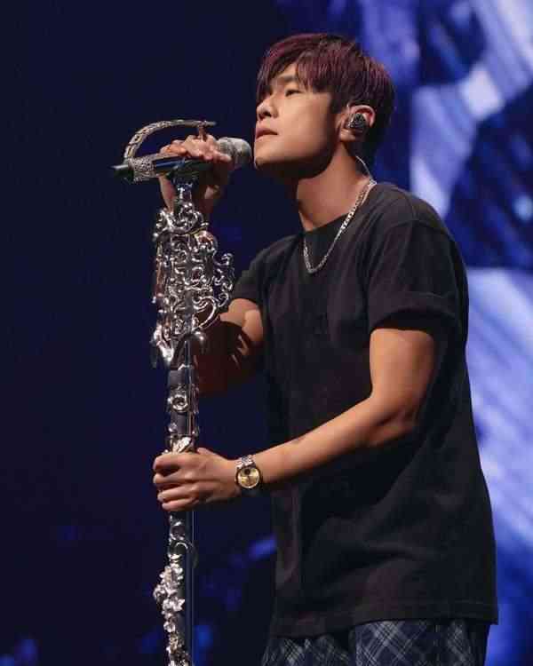 名人健康｜樂壇天王周杰倫「包到冚」星味難掩　1個姿勢恐健康告急　患遺傳病吞12粒藥止痛曾要媽媽幫手著襪