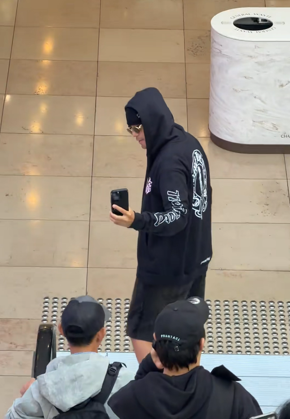 名人健康｜樂壇天王周杰倫「包到冚」星味難掩　1個姿勢恐健康告急　患遺傳病吞12粒藥止痛曾要媽媽幫手著襪