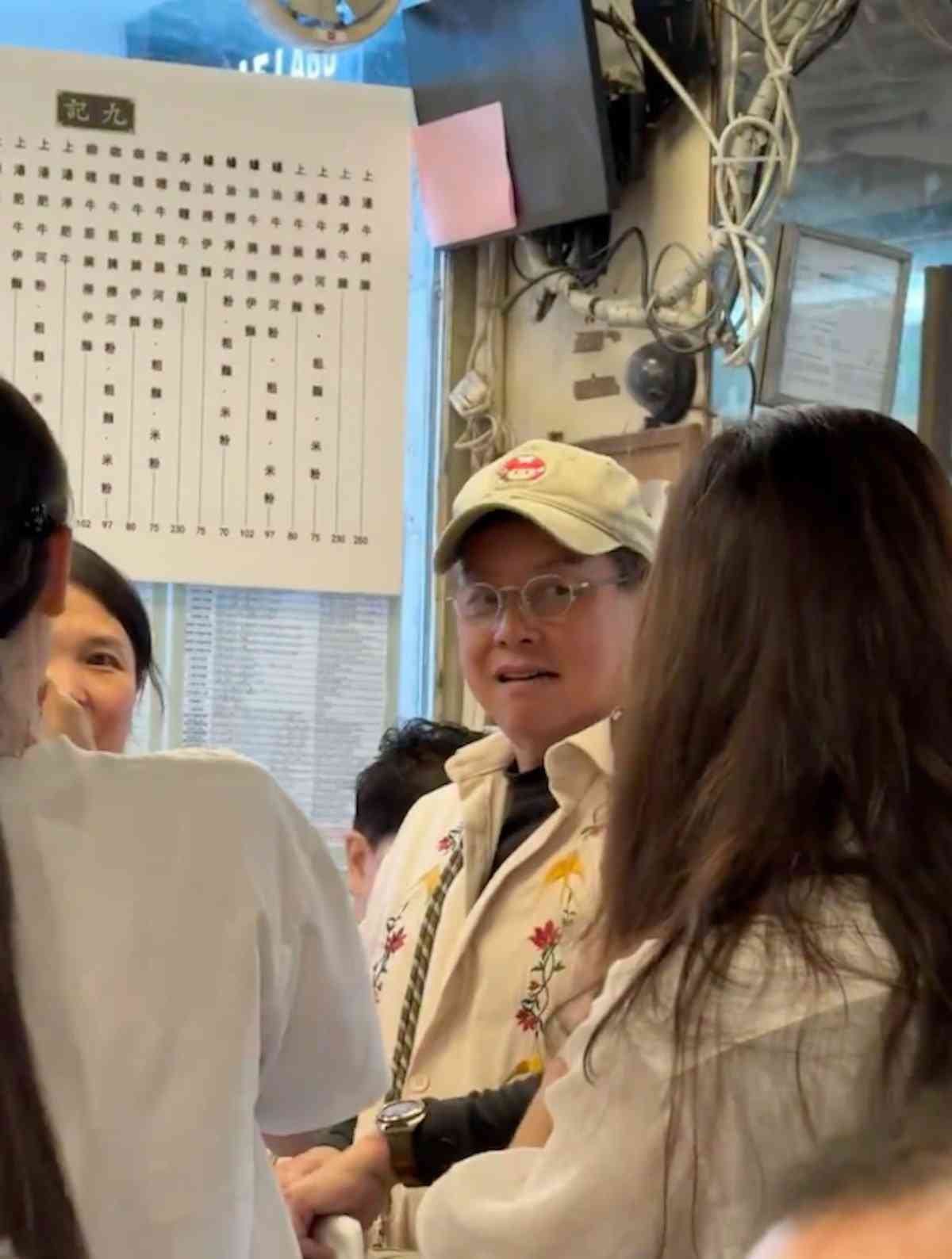 名人養生︱75歲譚詠麟九記牛腩被捕獲！發福照曝光笑迎女歌迷　網民讚有口福：至少吃10碗