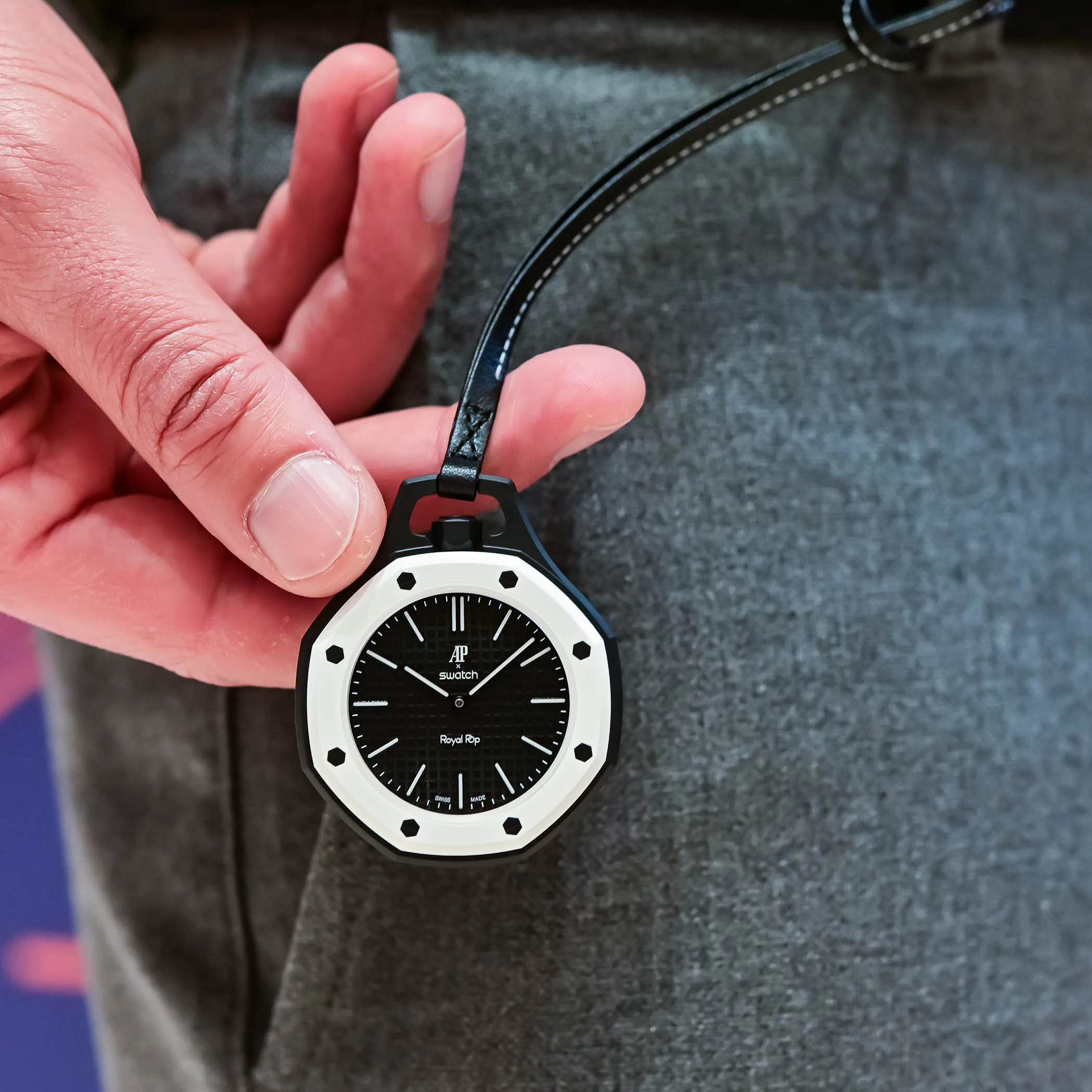 Swatch x AP Royal Pop 懷錶開售！CEO：限購 8 個月？售價 $2,940 起，值不值得買？