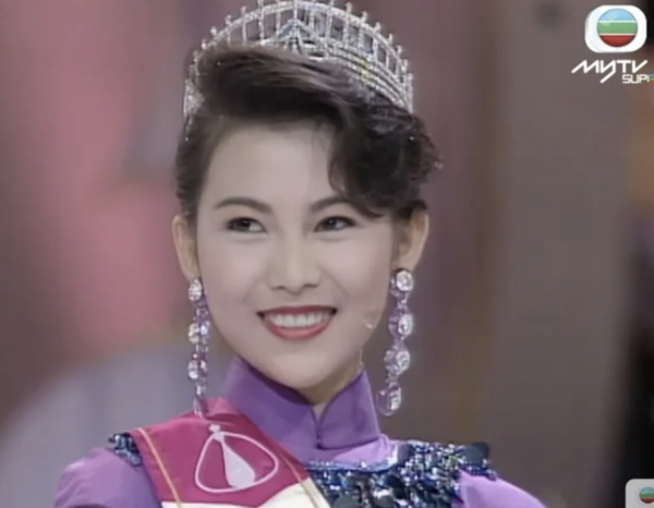 蔡少芬︱52歲視后蔡少芬素顔逛街被嘲盡顯老態　網民群起護航：秒殺一堆年輕人