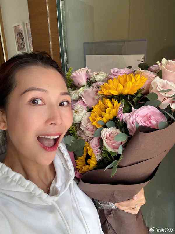蔡少芬︱52歲視后蔡少芬素顔逛街被嘲盡顯老態　網民群起護航：秒殺一堆年輕人