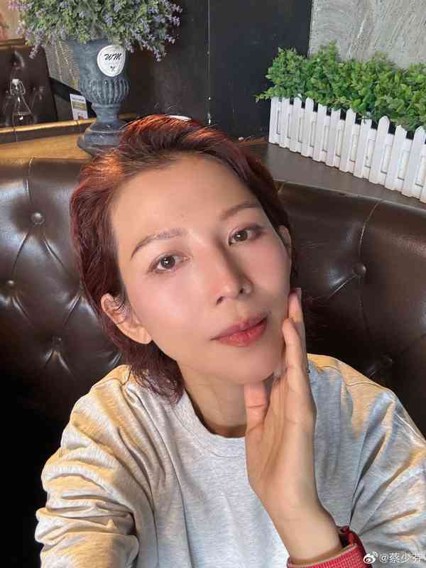 蔡少芬︱52歲視后蔡少芬素顔逛街被嘲盡顯老態　網民群起護航：秒殺一堆年輕人