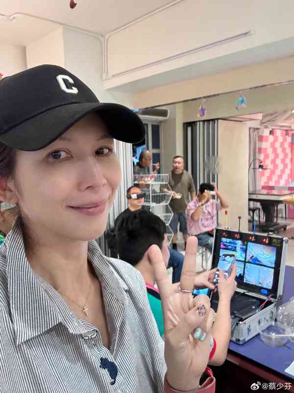 蔡少芬︱52歲視后蔡少芬素顔逛街被嘲盡顯老態　網民群起護航：秒殺一堆年輕人