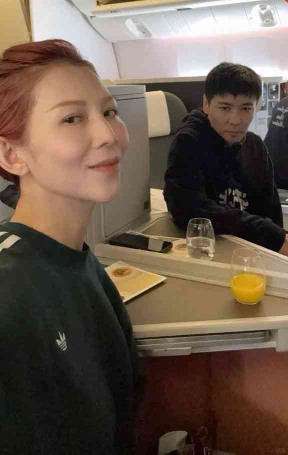 蔡少芬︱52歲視后蔡少芬素顔逛街被嘲盡顯老態　網民群起護航：秒殺一堆年輕人