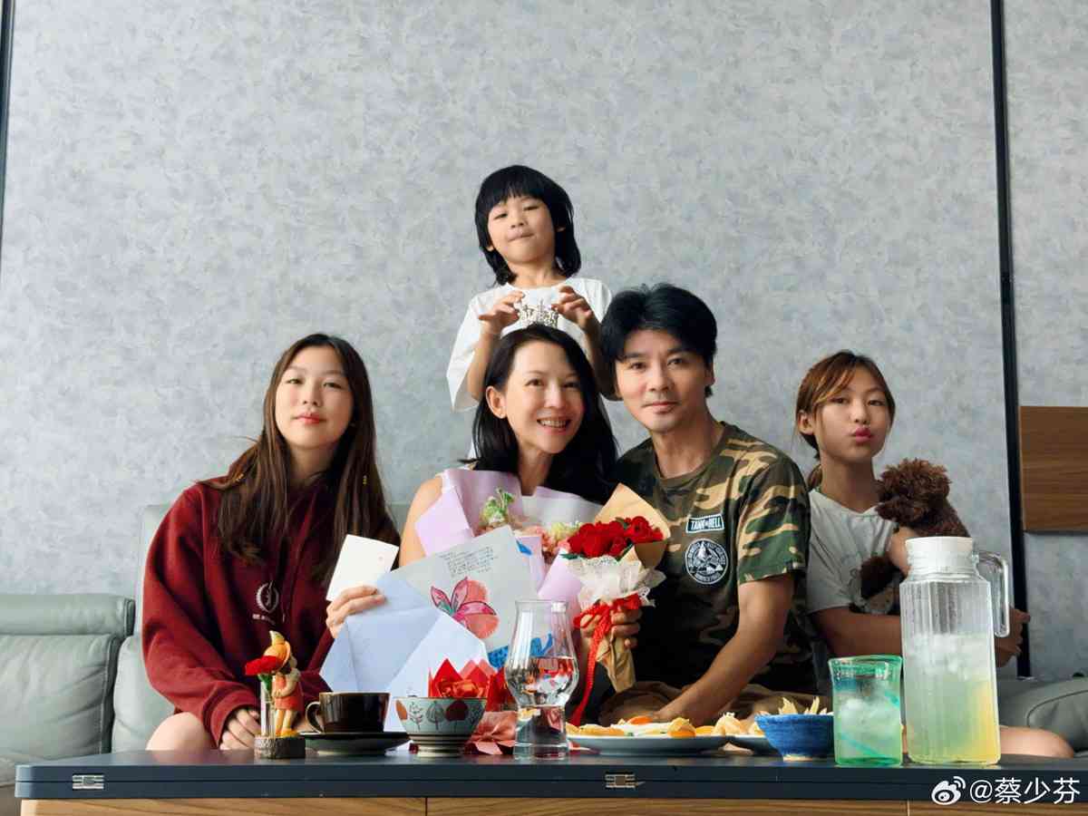 蔡少芬︱52歲視后蔡少芬素顔逛街被嘲盡顯老態　網民群起護航：秒殺一堆年輕人