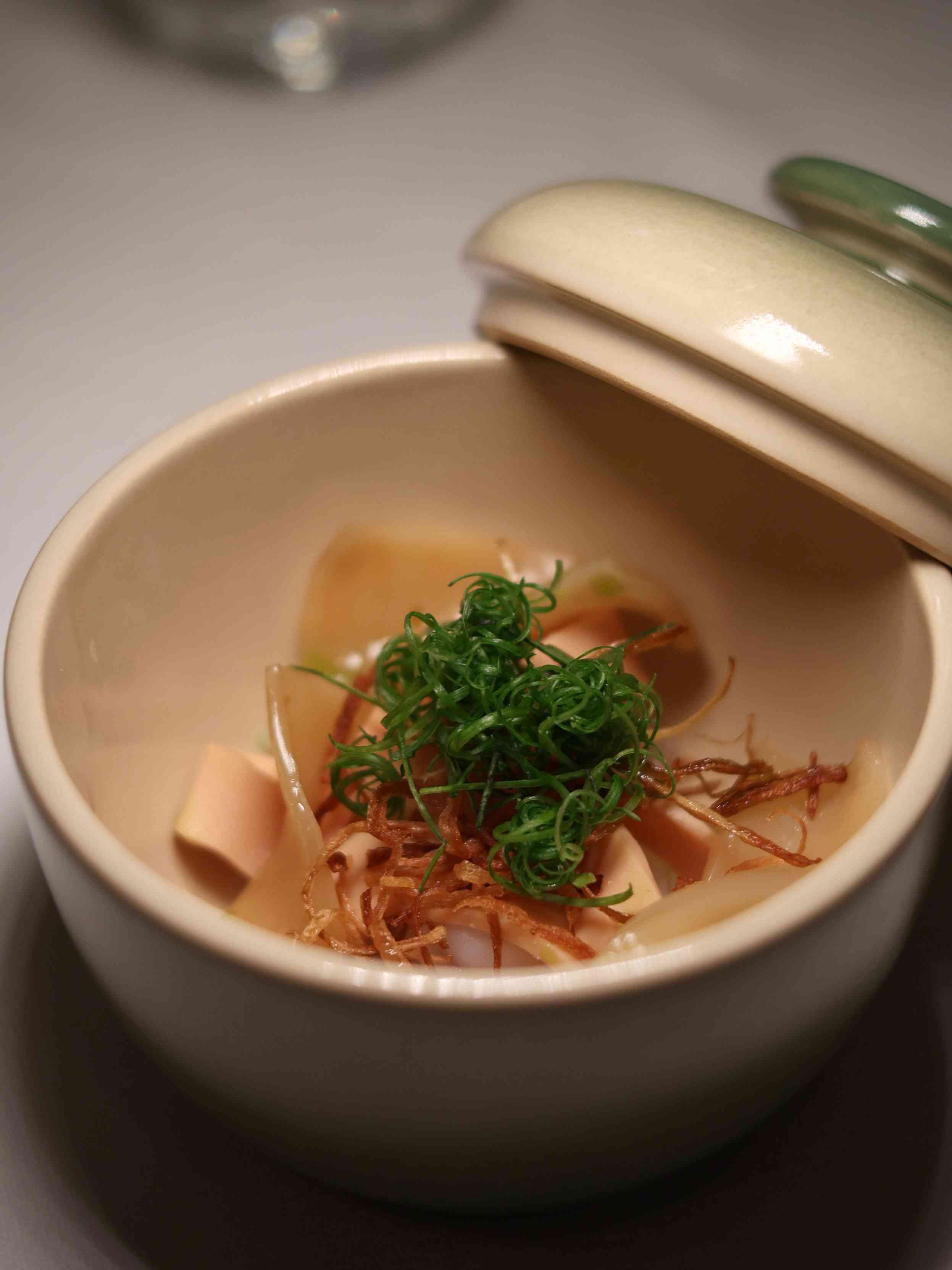 中環精緻越南料理：越式雞肉精製河粉配花膠及金華火腿、一鴨三吃配黃皮葉及越南鹹冬甩，打造出「越華融合」的佳餚美饌！