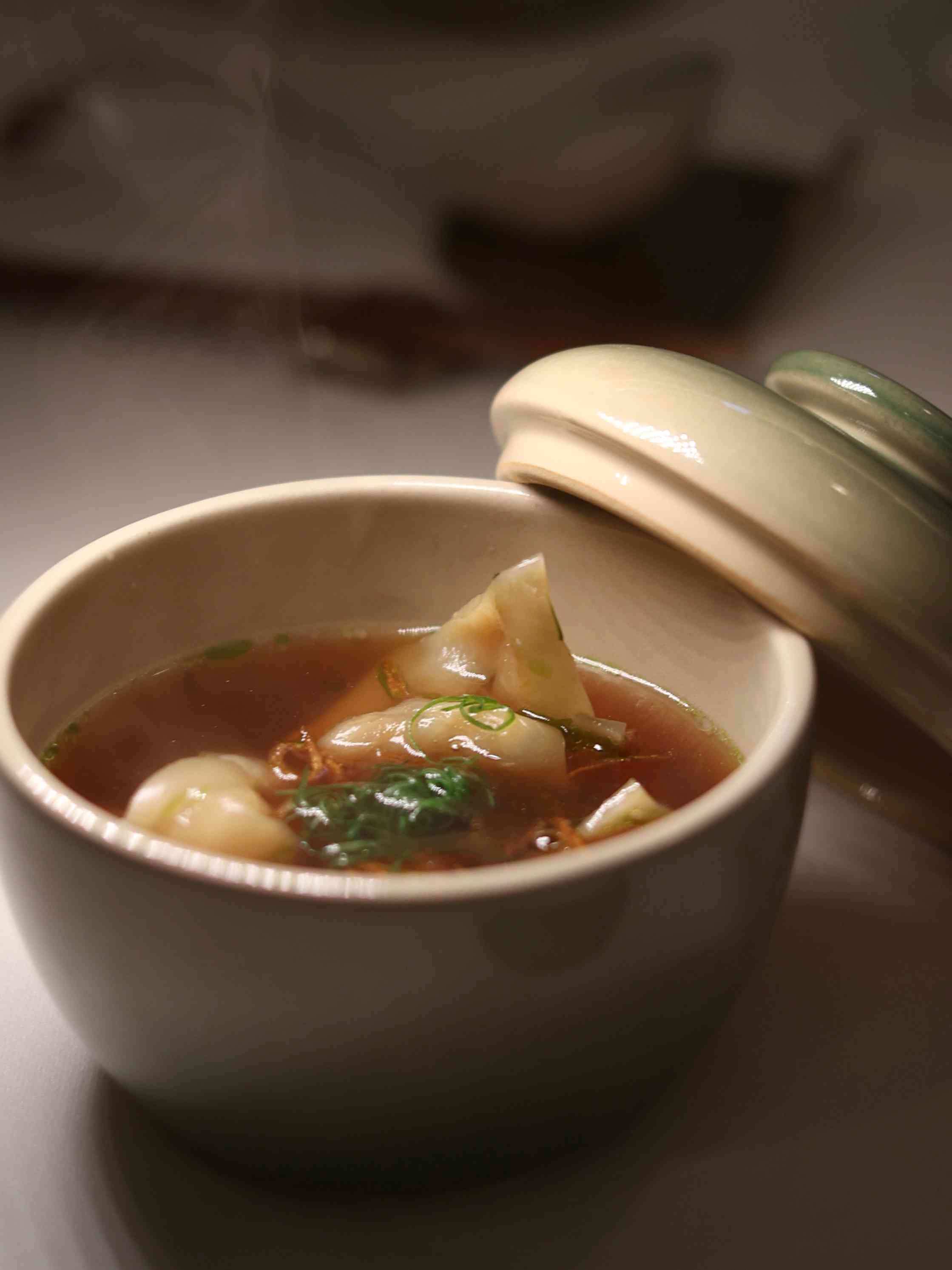 中環精緻越南料理：越式雞肉精製河粉配花膠及金華火腿、一鴨三吃配黃皮葉及越南鹹冬甩，打造出「越華融合」的佳餚美饌！