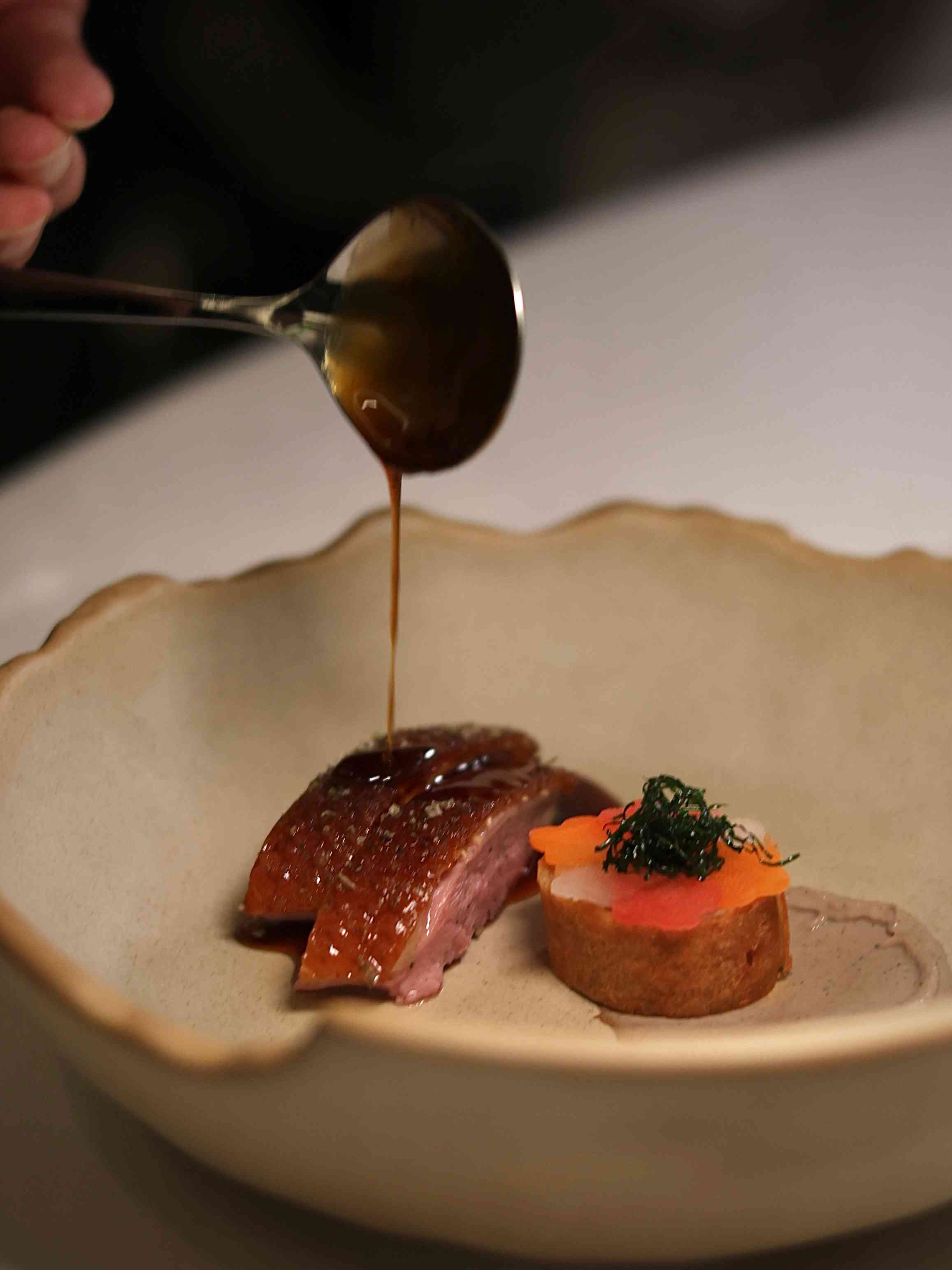 中環精緻越南料理：越式雞肉精製河粉配花膠及金華火腿、一鴨三吃配黃皮葉及越南鹹冬甩，打造出「越華融合」的佳餚美饌！