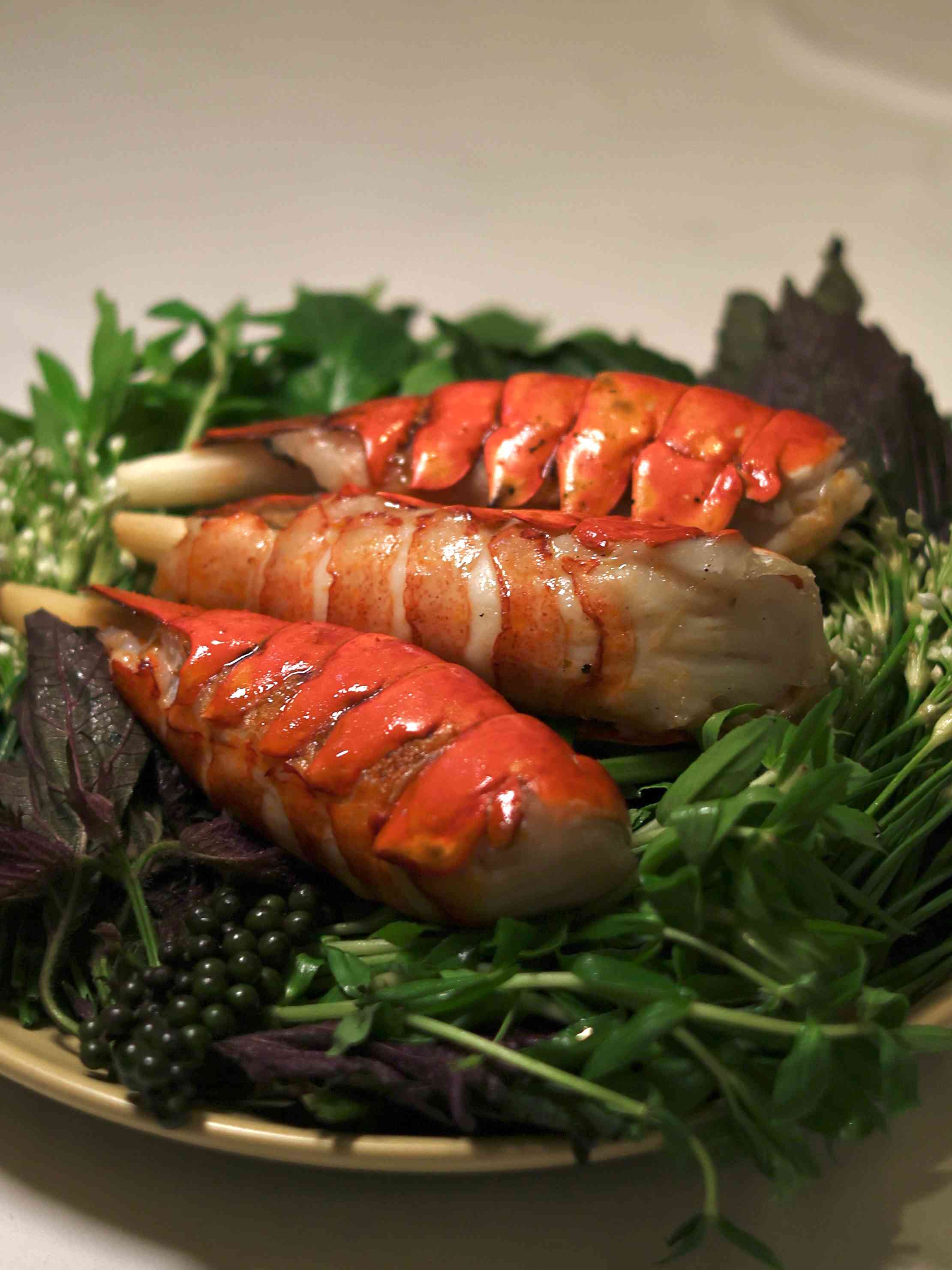 中環精緻越南料理：越式雞肉精製河粉配花膠及金華火腿、一鴨三吃配黃皮葉及越南鹹冬甩，打造出「越華融合」的佳餚美饌！