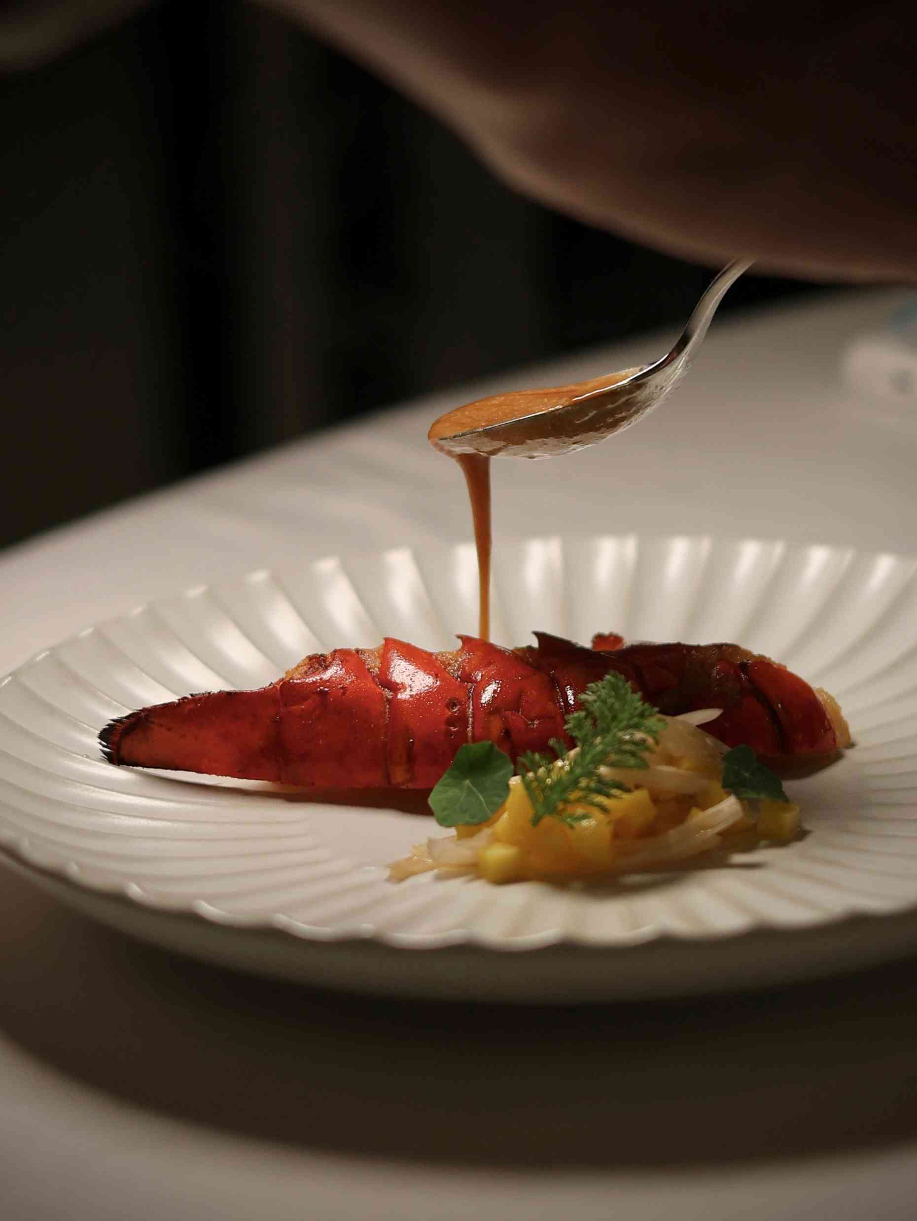 中環精緻越南料理：越式雞肉精製河粉配花膠及金華火腿、一鴨三吃配黃皮葉及越南鹹冬甩，打造出「越華融合」的佳餚美饌！