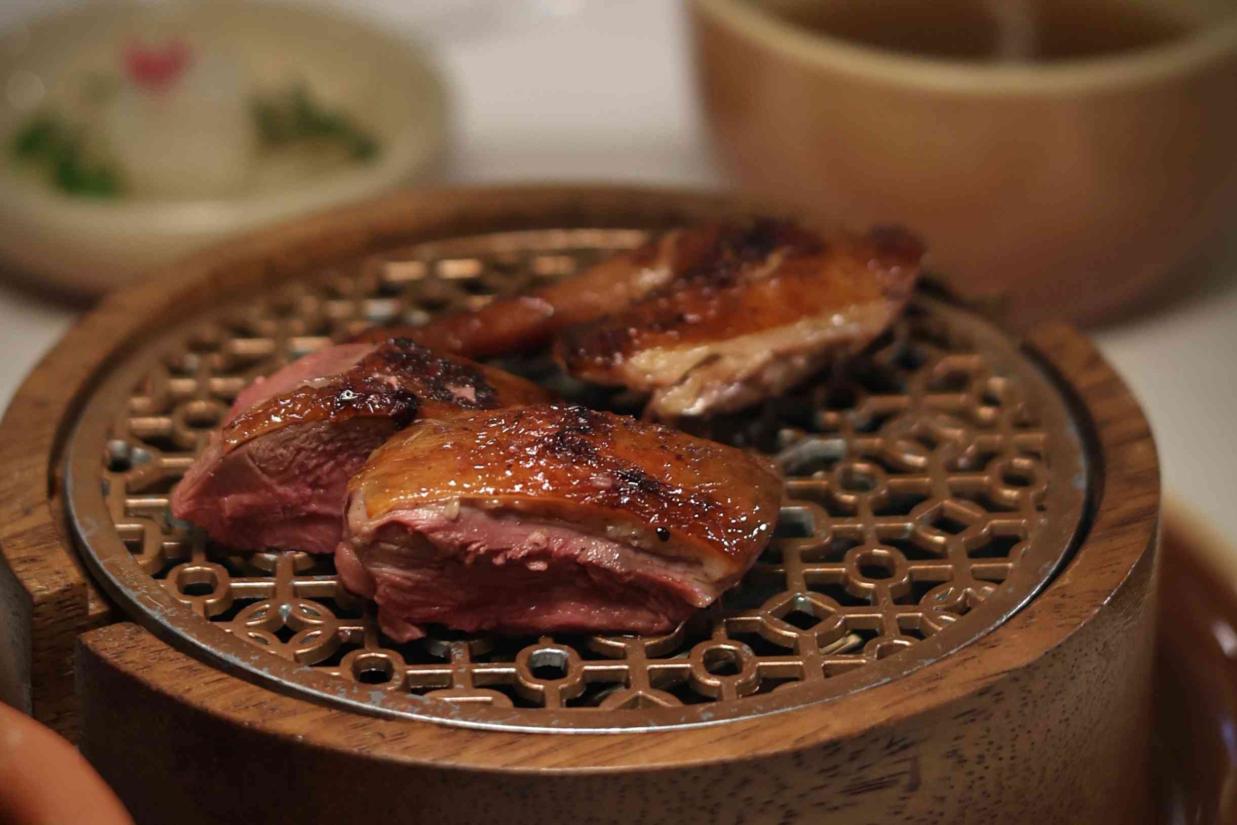 中環精緻越南料理：越式雞肉精製河粉配花膠及金華火腿、一鴨三吃配黃皮葉及越南鹹冬甩，打造出「越華融合」的佳餚美饌！