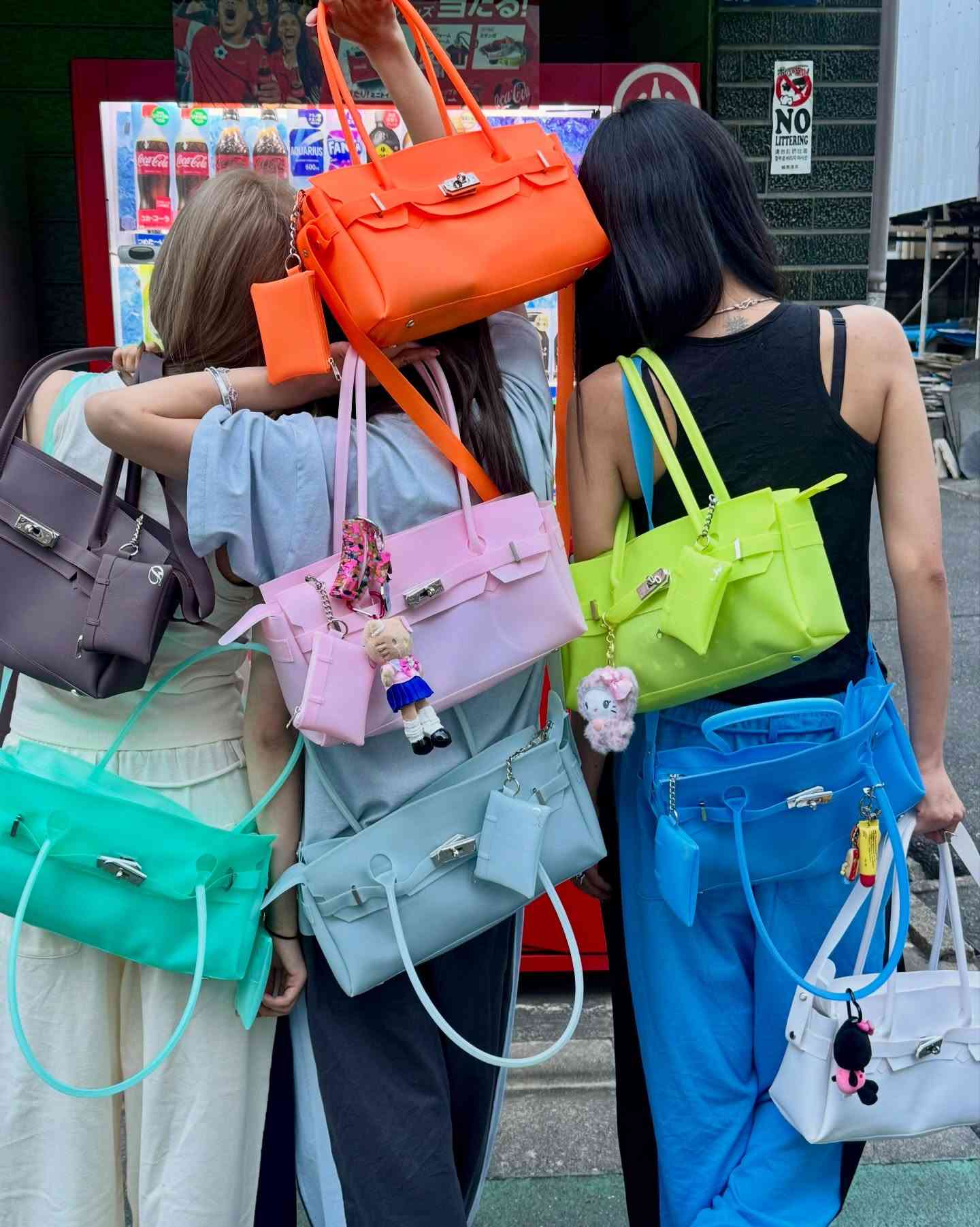 Y2K Jelly Bag大勢回歸！韓星女團也愛用：多巴胺色系DEINET的Jelly Two-Way Bag今夏你會否入手？