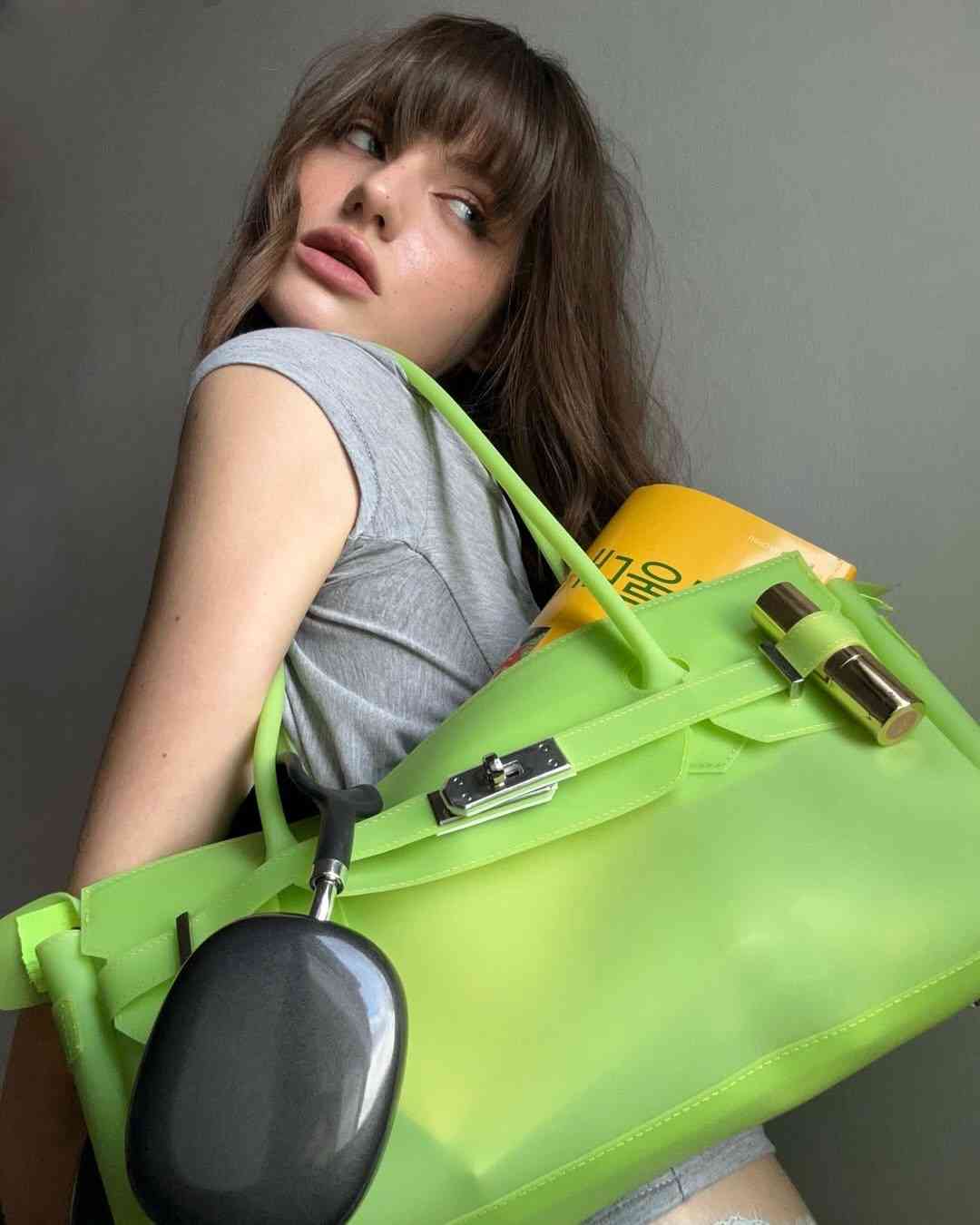 Y2K Jelly Bag大勢回歸！韓星女團也愛用：多巴胺色系DEINET的Jelly Two-Way Bag今夏你會否入手？