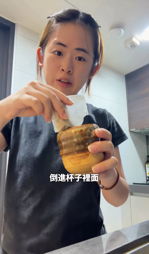 服藥方法︱中藥到底怎麼吃？大馬籍網紅示範台灣人「生吞藥粉」引熱議　痛苦面具嘆：泡熱水喝才合理