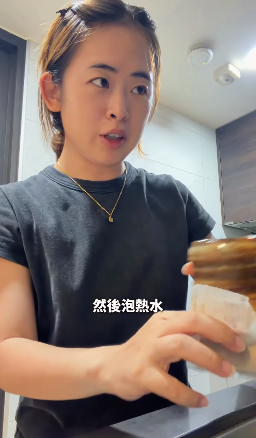 服藥方法︱中藥到底怎麼吃？大馬籍網紅示範台灣人「生吞藥粉」引熱議　痛苦面具嘆：泡熱水喝才合理