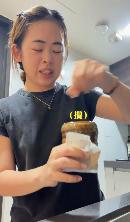 服藥方法︱中藥到底怎麼吃？大馬籍網紅示範台灣人「生吞藥粉」引熱議　痛苦面具嘆：泡熱水喝才合理