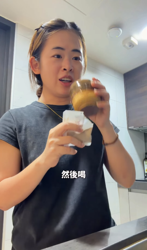 服藥方法︱中藥到底怎麼吃？大馬籍網紅示範台灣人「生吞藥粉」引熱議　痛苦面具嘆：泡熱水喝才合理