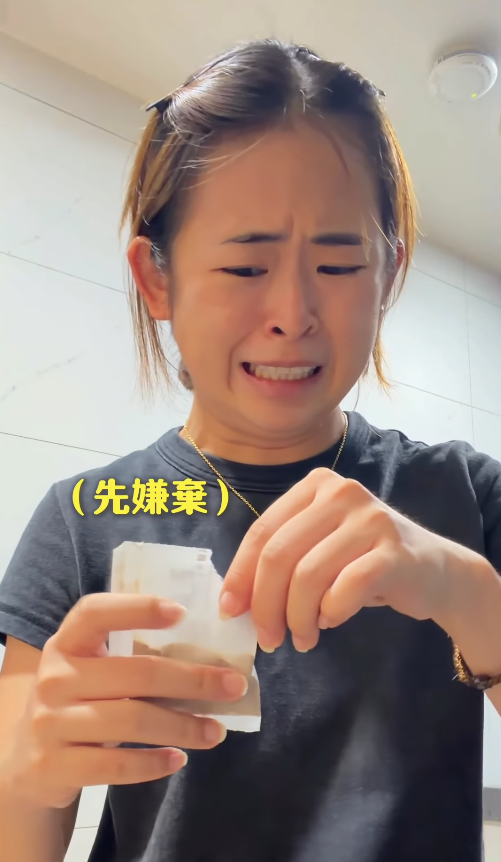 服藥方法︱中藥到底怎麼吃？大馬籍網紅示範台灣人「生吞藥粉」引熱議　痛苦面具嘆：泡熱水喝才合理