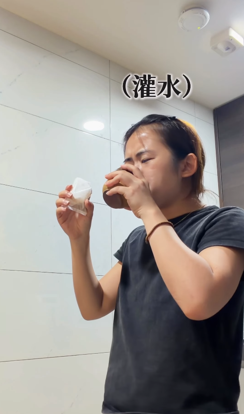 服藥方法︱中藥到底怎麼吃？大馬籍網紅示範台灣人「生吞藥粉」引熱議　痛苦面具嘆：泡熱水喝才合理