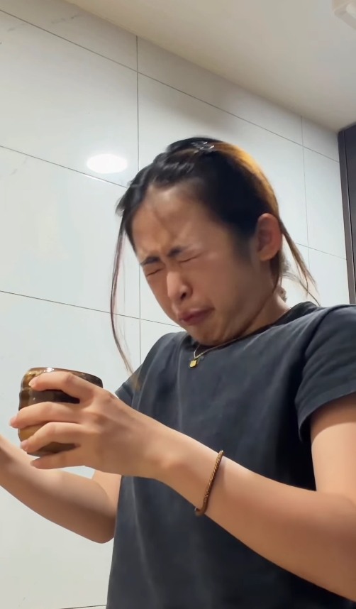 服藥方法︱中藥到底怎麼吃？大馬籍網紅示範台灣人「生吞藥粉」引熱議　痛苦面具嘆：泡熱水喝才合理