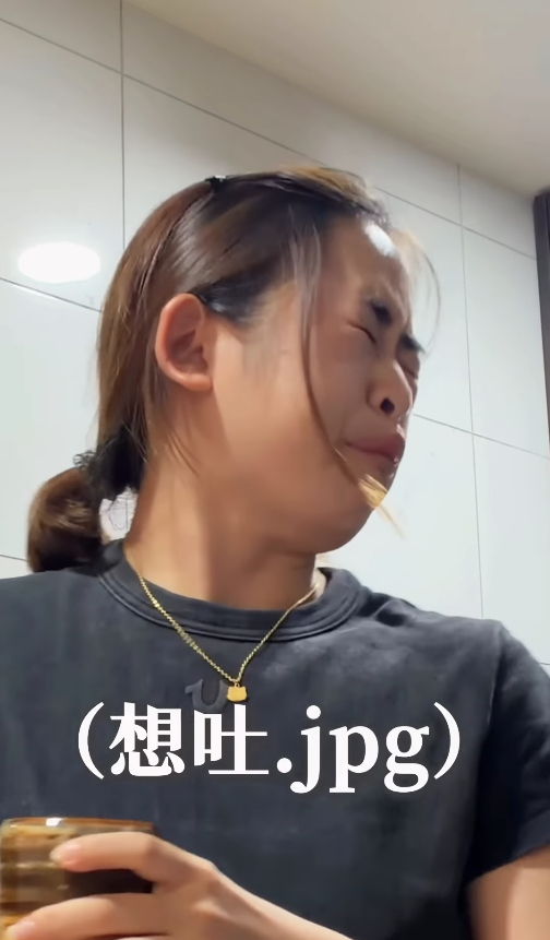 服藥方法︱中藥到底怎麼吃？大馬籍網紅示範台灣人「生吞藥粉」引熱議　痛苦面具嘆：泡熱水喝才合理