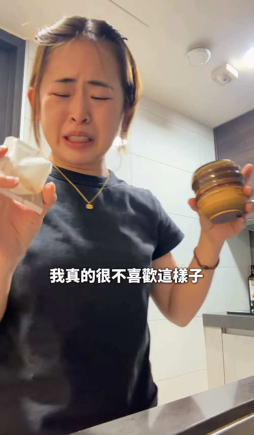 服藥方法︱中藥到底怎麼吃？大馬籍網紅示範台灣人「生吞藥粉」引熱議　痛苦面具嘆：泡熱水喝才合理