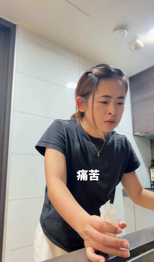服藥方法︱中藥到底怎麼吃？大馬籍網紅示範台灣人「生吞藥粉」引熱議　痛苦面具嘆：泡熱水喝才合理