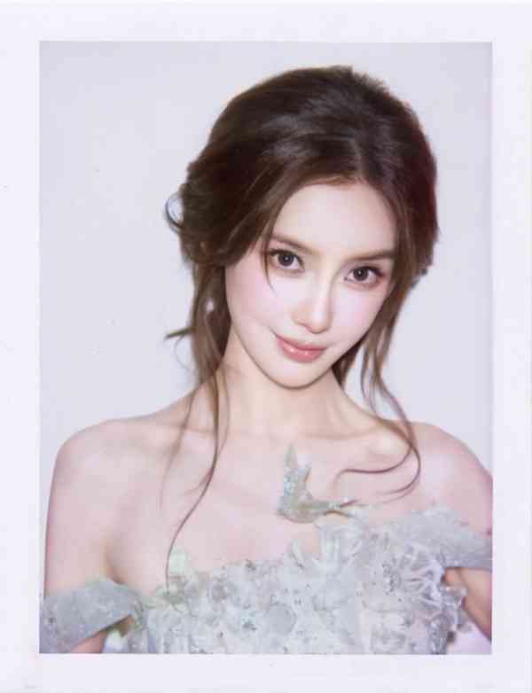 女神保養︱Angelababy 13歲校園照瘋傳　戴牙套青澀樣首曝光　五官等比例長大力破整容傳聞