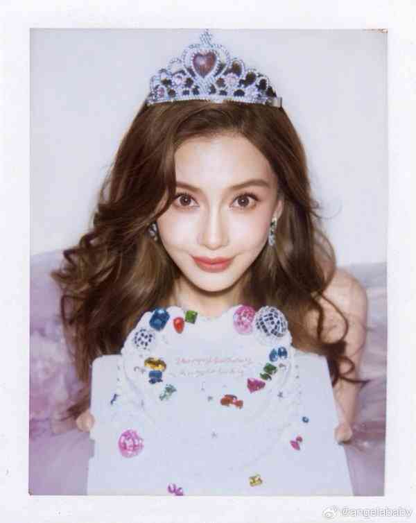 女神保養︱Angelababy 13歲校園照瘋傳　戴牙套青澀樣首曝光　五官等比例長大力破整容傳聞