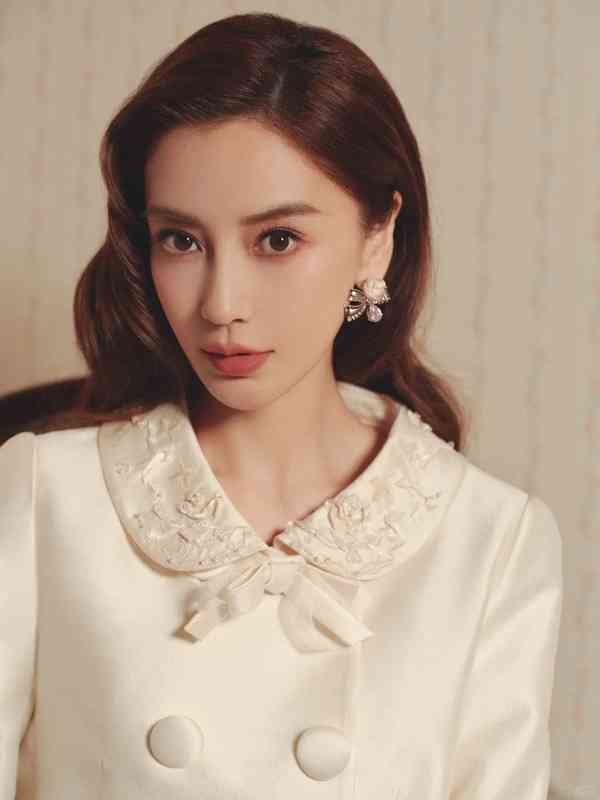 女神保養︱Angelababy 13歲校園照瘋傳　戴牙套青澀樣首曝光　五官等比例長大力破整容傳聞