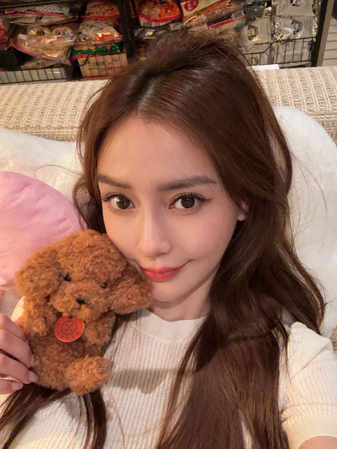 女神保養︱Angelababy 13歲校園照瘋傳　戴牙套青澀樣首曝光　五官等比例長大力破整容傳聞