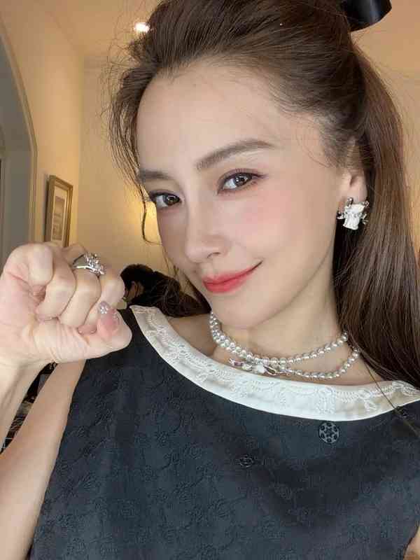 女神保養︱Angelababy 13歲校園照瘋傳　戴牙套青澀樣首曝光　五官等比例長大力破整容傳聞