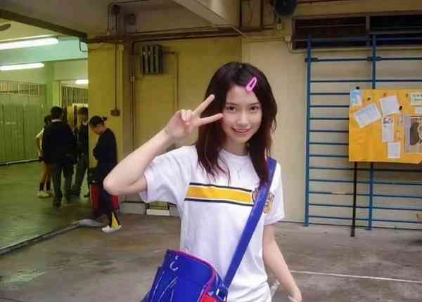 女神保養︱Angelababy 13歲校園照瘋傳　戴牙套青澀樣首曝光　五官等比例長大力破整容傳聞
