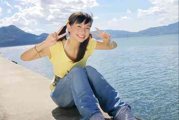女神保養︱Angelababy 13歲校園照瘋傳　戴牙套青澀樣首曝光　五官等比例長大力破整容傳聞