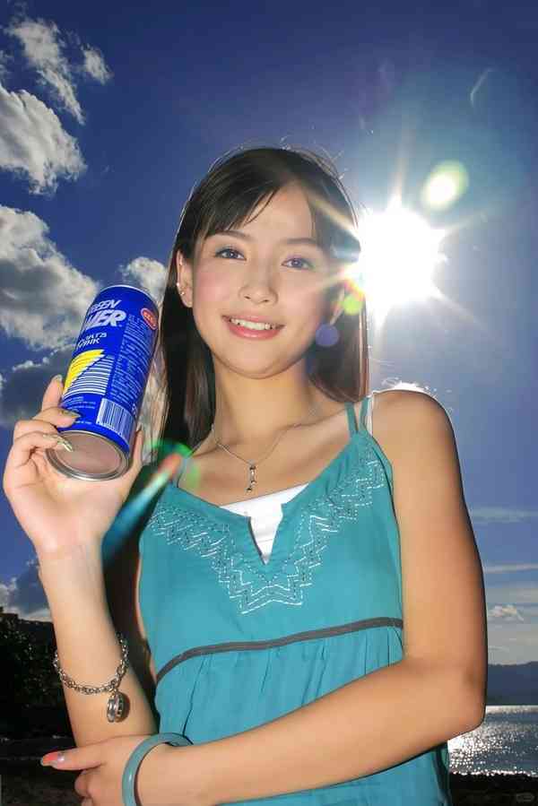 女神保養︱Angelababy 13歲校園照瘋傳　戴牙套青澀樣首曝光　五官等比例長大力破整容傳聞