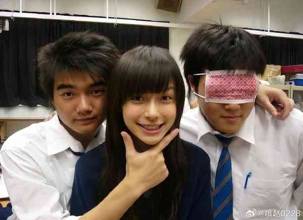 女神保養︱Angelababy 13歲校園照瘋傳　戴牙套青澀樣首曝光　五官等比例長大力破整容傳聞