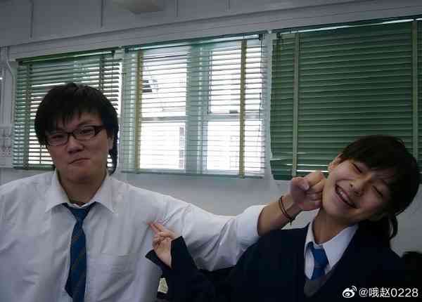 女神保養︱Angelababy 13歲校園照瘋傳　戴牙套青澀樣首曝光　五官等比例長大力破整容傳聞