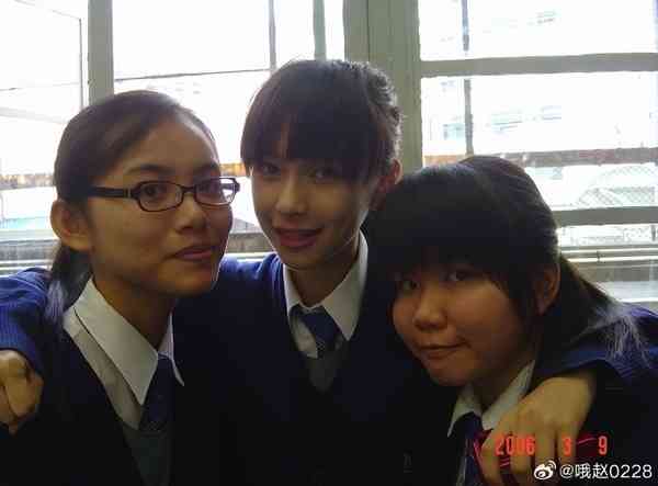 女神保養︱Angelababy 13歲校園照瘋傳　戴牙套青澀樣首曝光　五官等比例長大力破整容傳聞