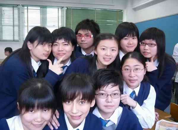 女神保養︱Angelababy 13歲校園照瘋傳　戴牙套青澀樣首曝光　五官等比例長大力破整容傳聞