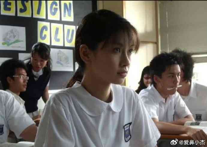 女神保養︱Angelababy 13歲校園照瘋傳　戴牙套青澀樣首曝光　五官等比例長大力破整容傳聞
