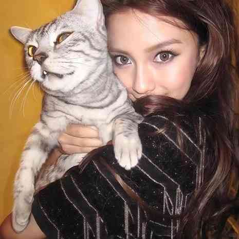 女神保養︱Angelababy 13歲校園照瘋傳　戴牙套青澀樣首曝光　五官等比例長大力破整容傳聞