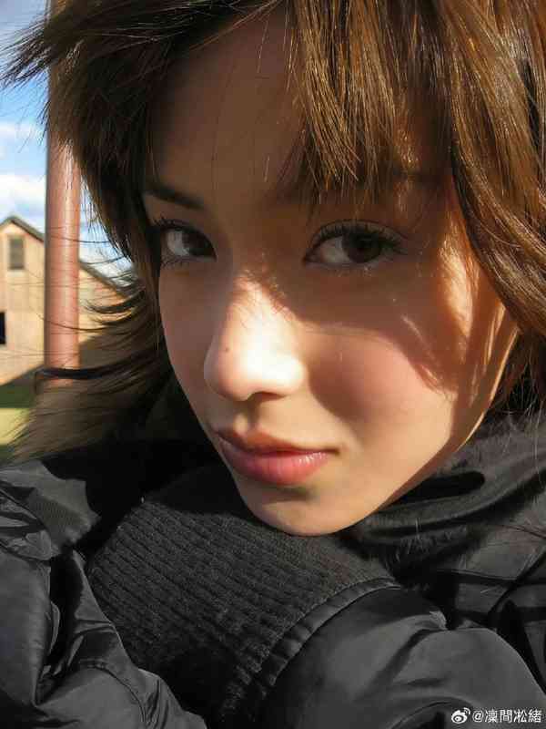 女神保養︱Angelababy 13歲校園照瘋傳　戴牙套青澀樣首曝光　五官等比例長大力破整容傳聞