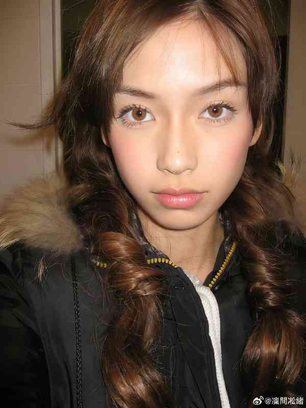 女神保養︱Angelababy 13歲校園照瘋傳　戴牙套青澀樣首曝光　五官等比例長大力破整容傳聞