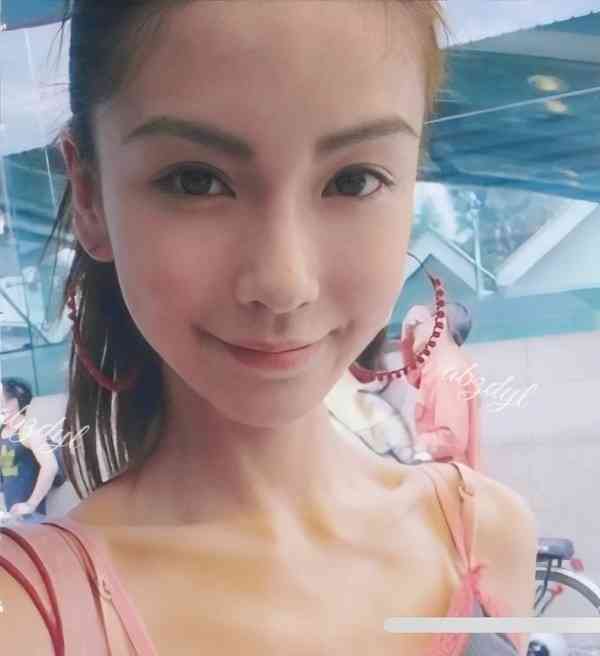 女神保養︱Angelababy 13歲校園照瘋傳　戴牙套青澀樣首曝光　五官等比例長大力破整容傳聞