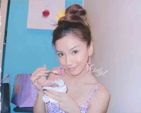 女神保養︱Angelababy 13歲校園照瘋傳　戴牙套青澀樣首曝光　五官等比例長大力破整容傳聞