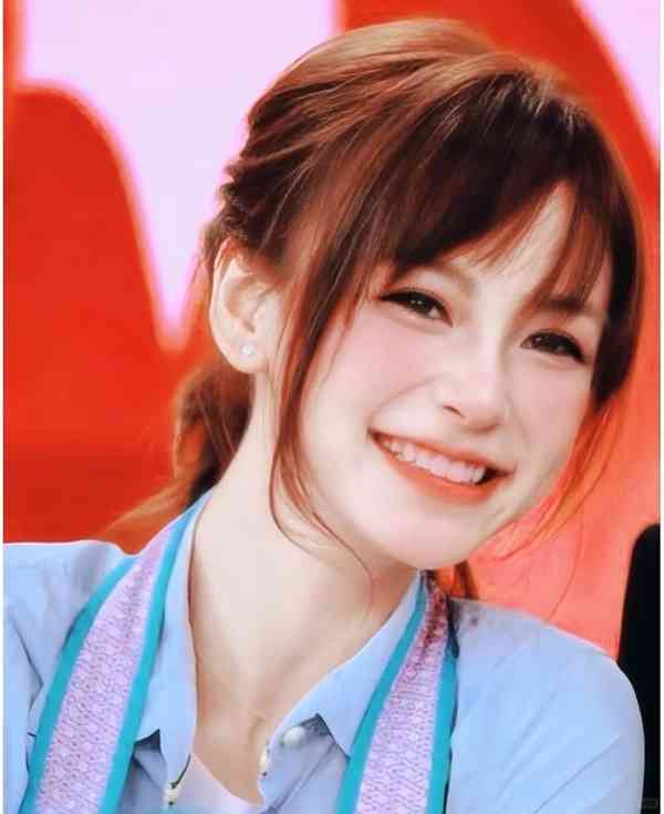 女神保養︱Angelababy 13歲校園照瘋傳　戴牙套青澀樣首曝光　五官等比例長大力破整容傳聞